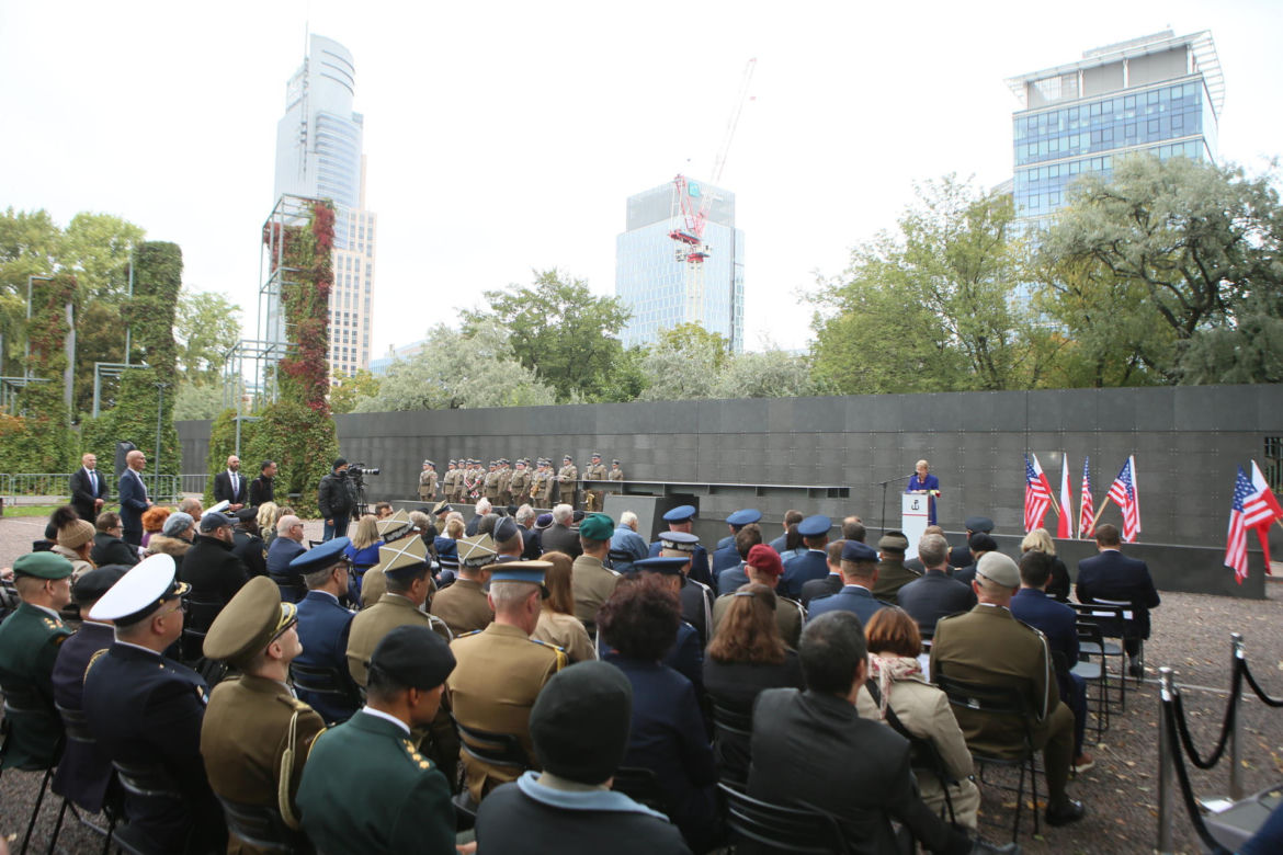 Amerykański generał z powstańcami warszawskimi. Nowy projekt Muzeum Powstania i ambasady USA