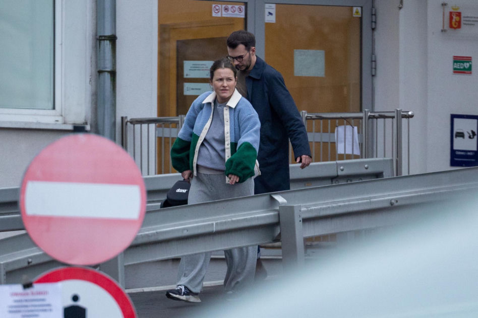 Olga Frycz wychodzi z dzieckiem ze szpitala