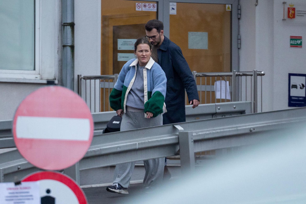 Olga Frycz wychodzi z dzieckiem ze szpitala