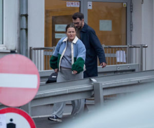 Olga Frycz wychodzi z dzieckiem ze szpitala