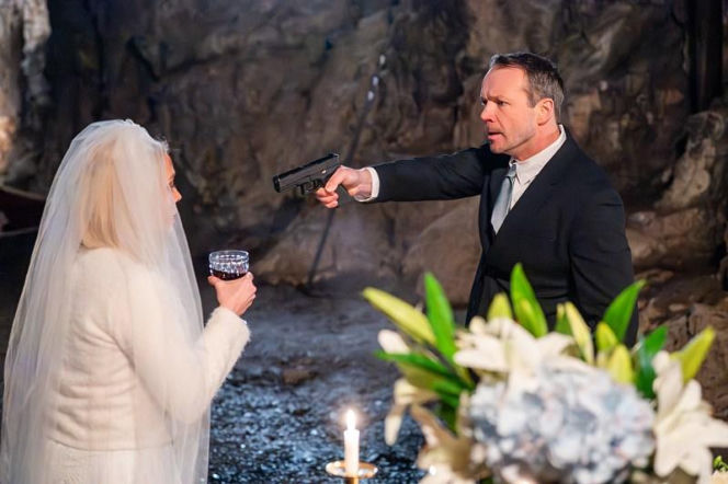 "Pierwsza miłość": Mateusz zmusza Emilkę do ślubu. Każe jej przypieczętować ich małżeństwo kielichem wina. Nie mówi jej tylko, że wino jest zatrute…