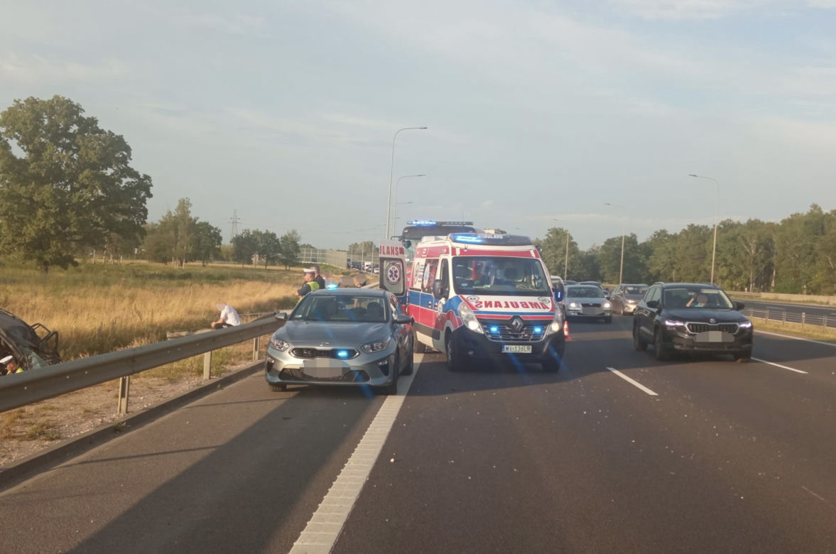 Wyleciał za barierki, ściął latarnię i dachował. Koszmarny wypadek na trasie S8. Nie żyje 38-letni mężczyzna