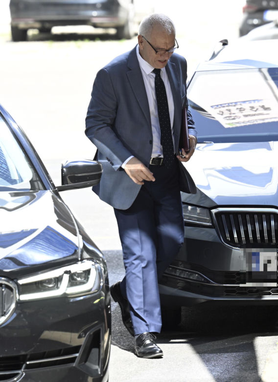 Politycy PiS zjechali na Nowogrodzką, chodzi o Czarnka