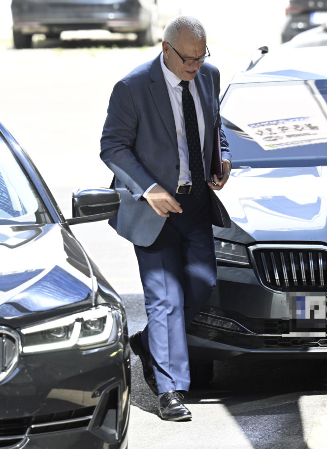 Politycy PiS zjechali na Nowogrodzką, chodzi o Czarnka
