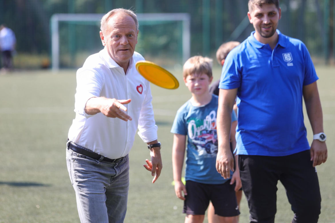  Filmik z Tuskiem trafił do sieci! Donald Tusk zaskoczył dzieci i ministra sportu