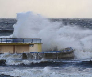 W Kołobrzegu orkan dokonał dużych zniszczeń. Spiętrzone morskie fale zalewały plażę.