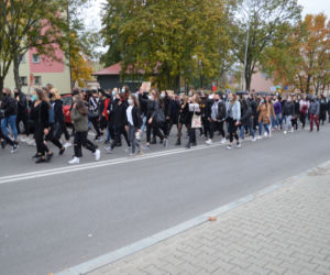 Z KOBIETAMI NIE WYGRACIE w Starachowicach też protestowali przed biurami posłów PiS 