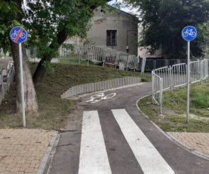 Rowerzyści mają zastrzeżenia do barierek i nachyleń na drodze między bernardyńską a Wesołą
