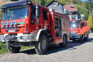 Dźwig spadł 20 metrów ze skarpy. Kierowca wyskoczył z kabiny