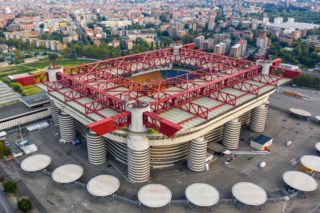 Betonowe spirale i czerwone dźwigary stadionu San Siro. La Scala Futbolu przechodzi do historii