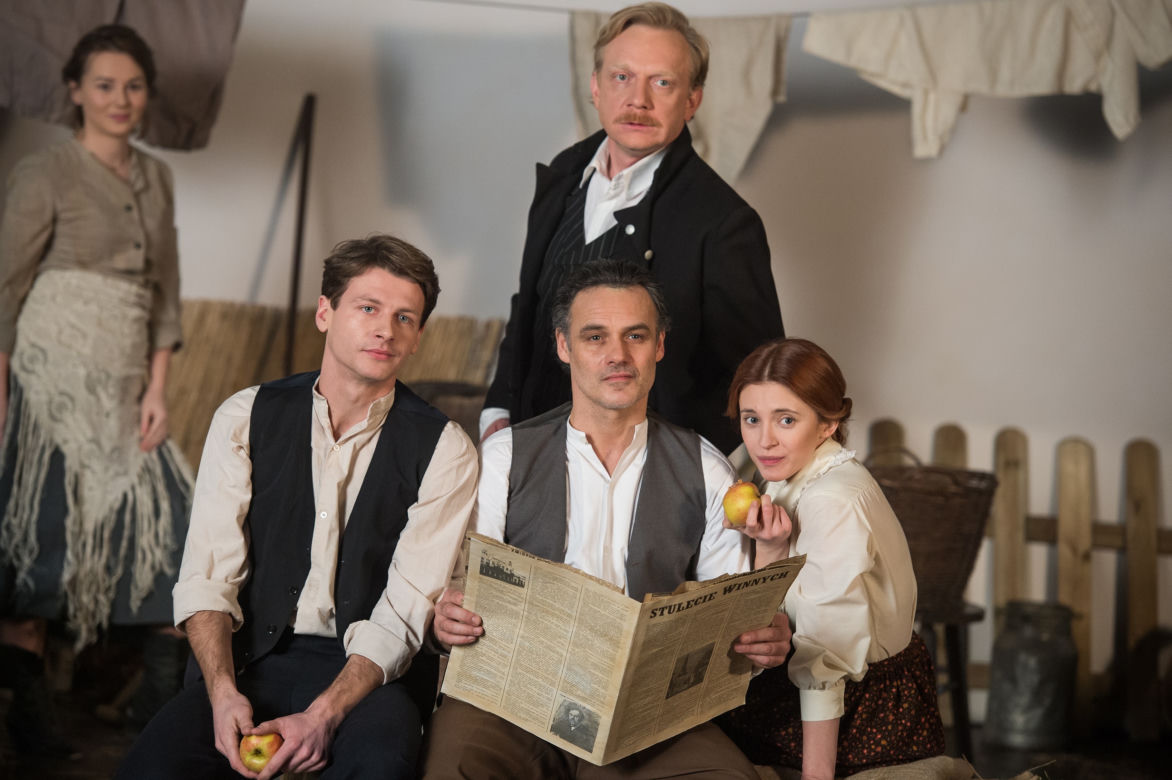 Stulecie Winnych 1 sezon. Władysław (Arkadiusz Janiczek), Stanisław (Jan Wieczorkowski), Mania (Karolina Bacia), Jasiek (Patryk Szwichtenberg)
