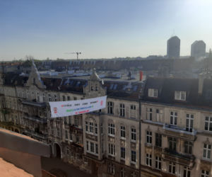 Czerwone wdowy na dachach wrocławskich kamienic