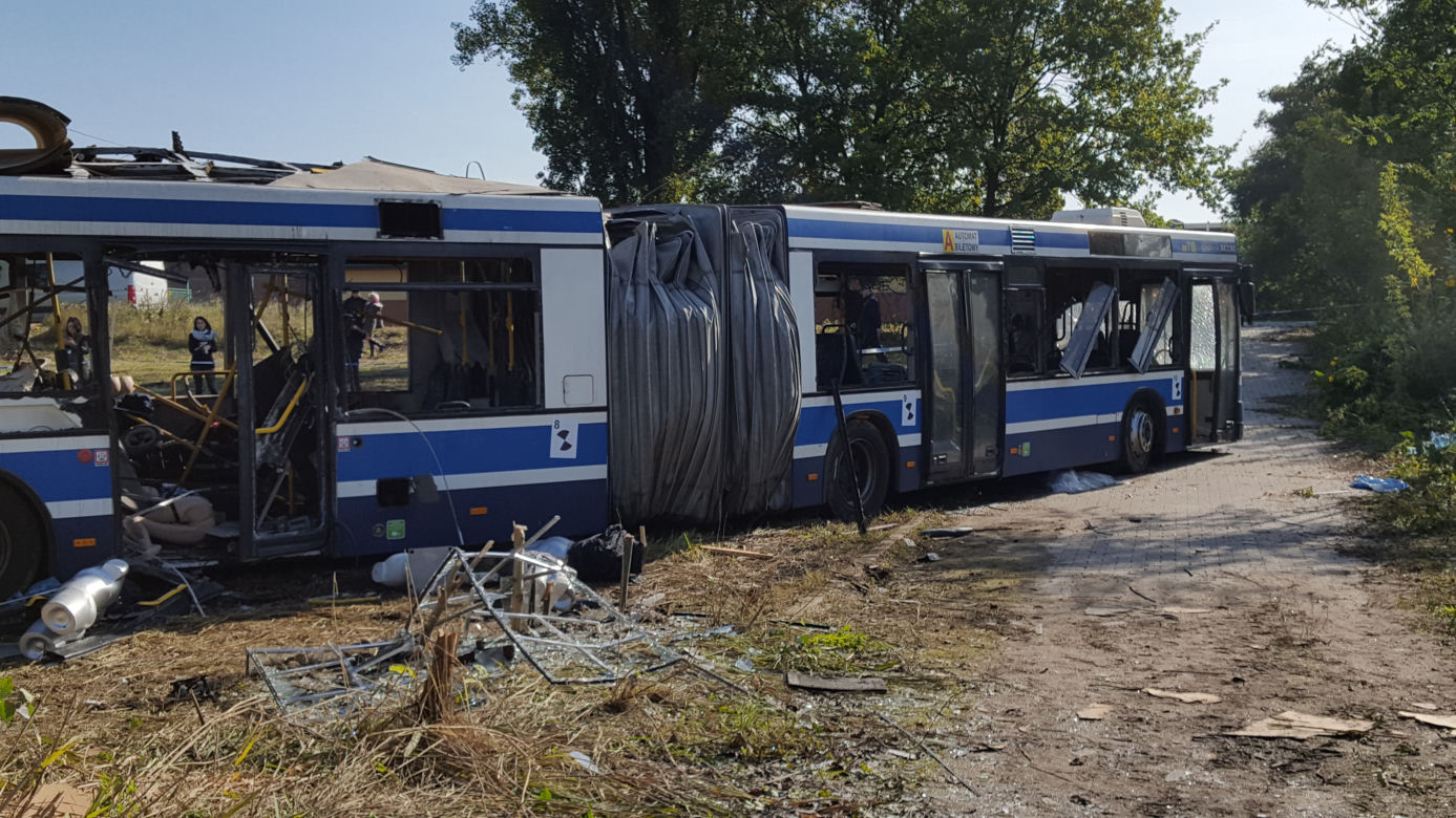 Tak wygląda autobus po wybuchu bomby, którą chciał stworzyć Paweł R.