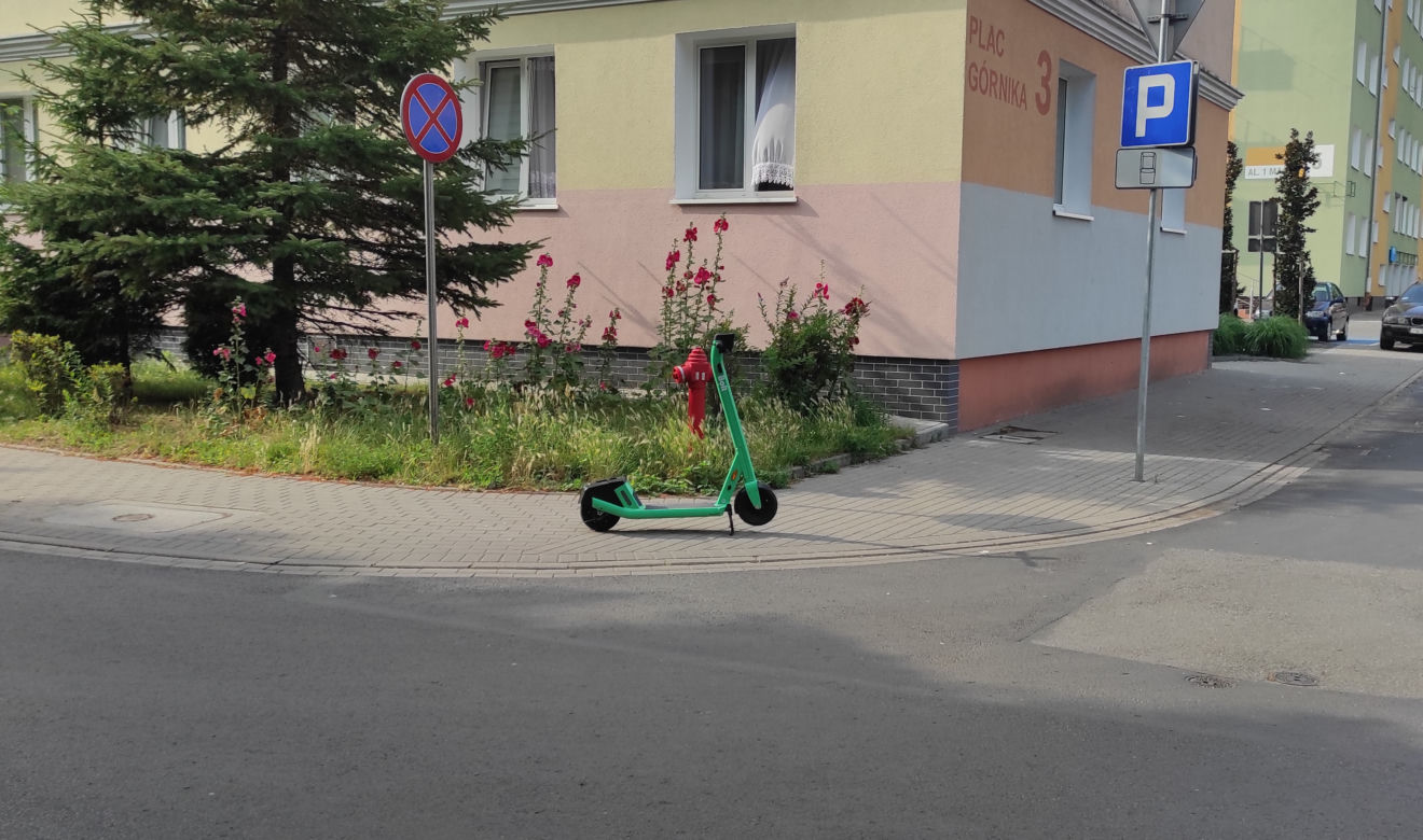 Hulajnogi zostawione byle gdzie w Koninie