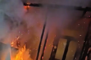 Pożar przy ul. Warszawskiej w Toruniu. Strażacy pokazali film z akcji. Wszystko widać!