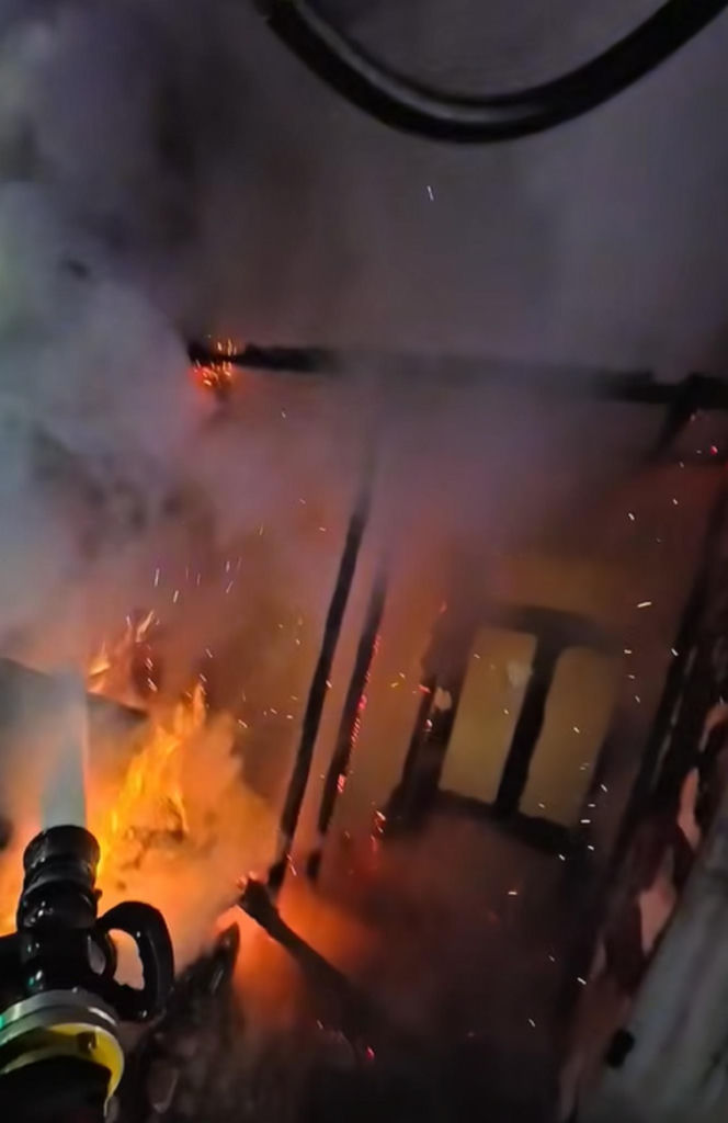 Pożar przy ul. Warszawskiej w Toruniu. Strażacy pokazali film z akcji. Wszystko widać!