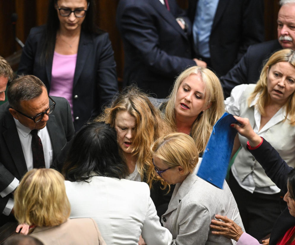 Grupa polityków pomaga Katarzynie Piekarskiej, która zasłabła na sali plenarnej Sejmu. Widać parlamentarzystów zaniepokojonych sytuacją, udzielających wsparcia posłance, m.in. Katarzynę Sójkę. Więcej informacji o tym dramatycznym wydarzeniu na naszym portalu.