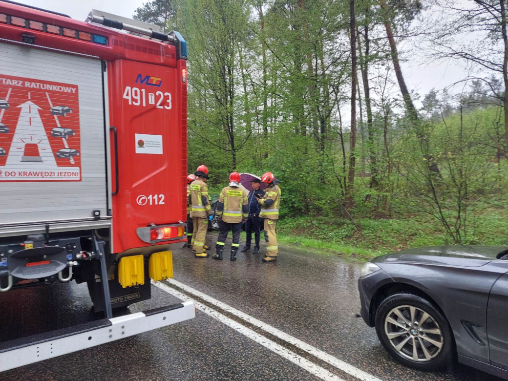 Wypadek na drodze nr 42 w Brodach. Zderzyły się dwa auta osobowe