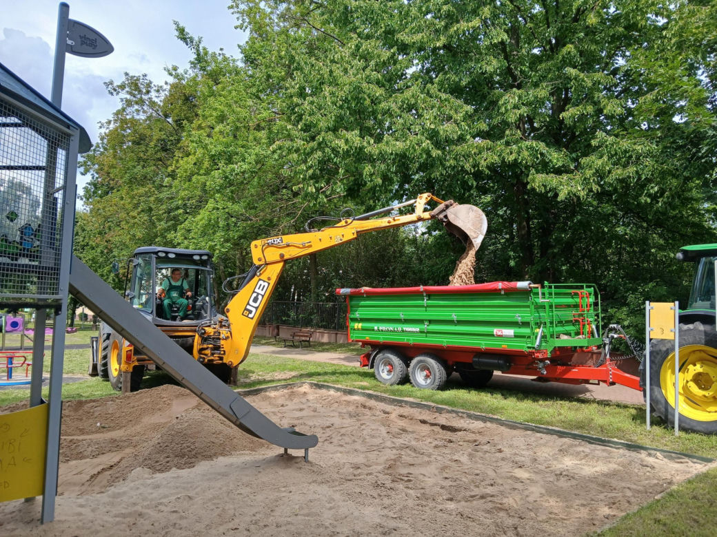 Tafla szkła rozbita w piaskownicy
