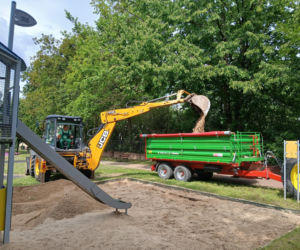 Tafla szkła rozbita w piaskownicy