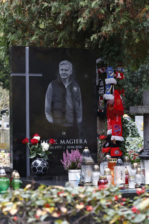 Groby Jacka Magiery i Lucjana Brychczego na Cmentarzu Wojskowym na Powązkach
