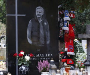 Groby Jacka Magiery i Lucjana Brychczego na Cmentarzu Wojskowym na Powązkach