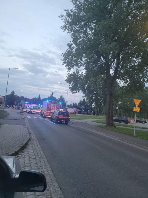 Po wypadku wysypali się z auta i padli na ulicę. Leżeli bez sił na środku skrzyżowania