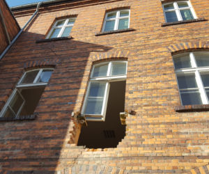 Lecą tynki i ściany. Ruszyły prace w budynku przyszłej biblioteki miejskiej 