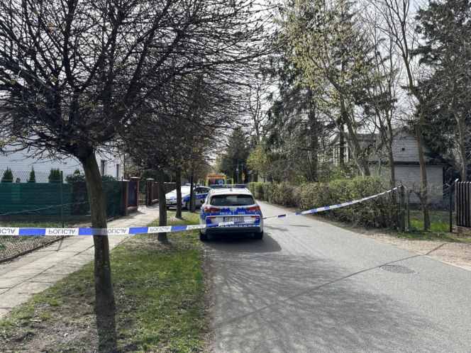 „Sztuczną szczękę wepchnięto jej do gardła”. Przerażające ustalenia. W mieszkaniu w Warszawie znaleziono cztery ciała