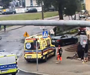 Nastolatek huknął hulajnogą w busa
