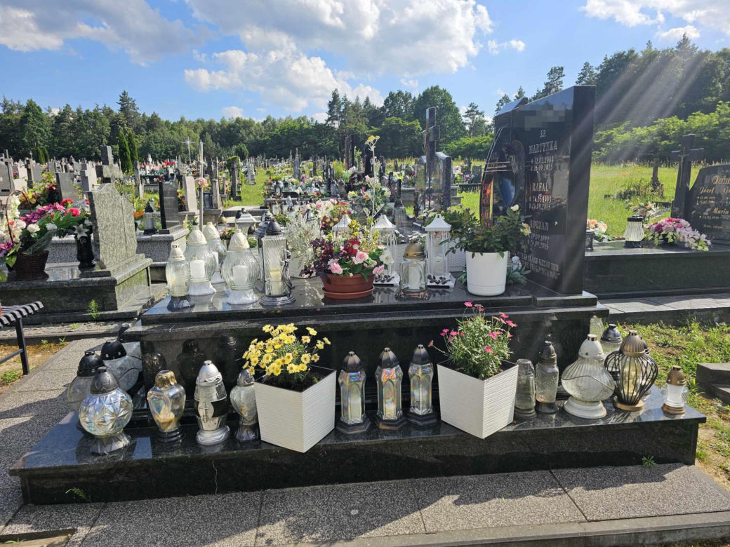 Tragiczny wypadek w Wylewie. Grób młodego siatkarza i jego rodzeństwa [GALERIA]
