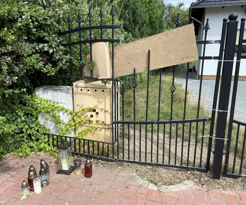 Zawisła na płocie i zmarła