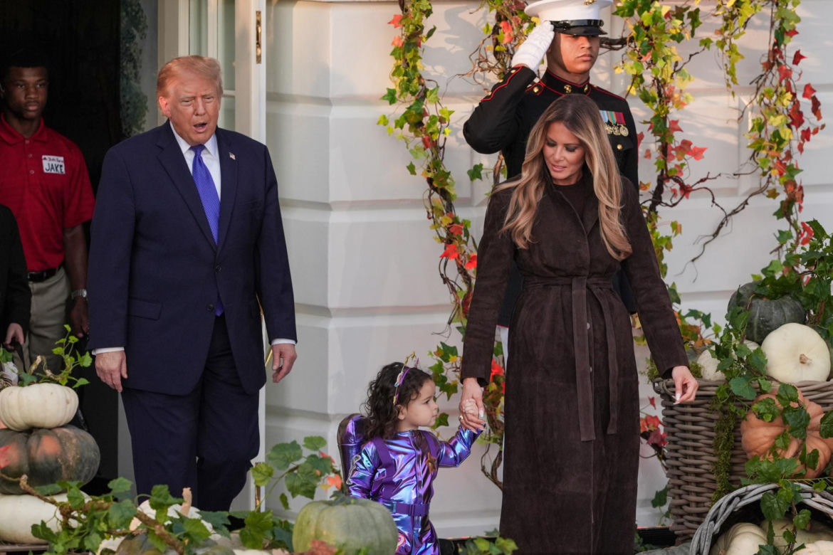 Cukierek albo psikus! Trump zaskoczył pod Białym Domem