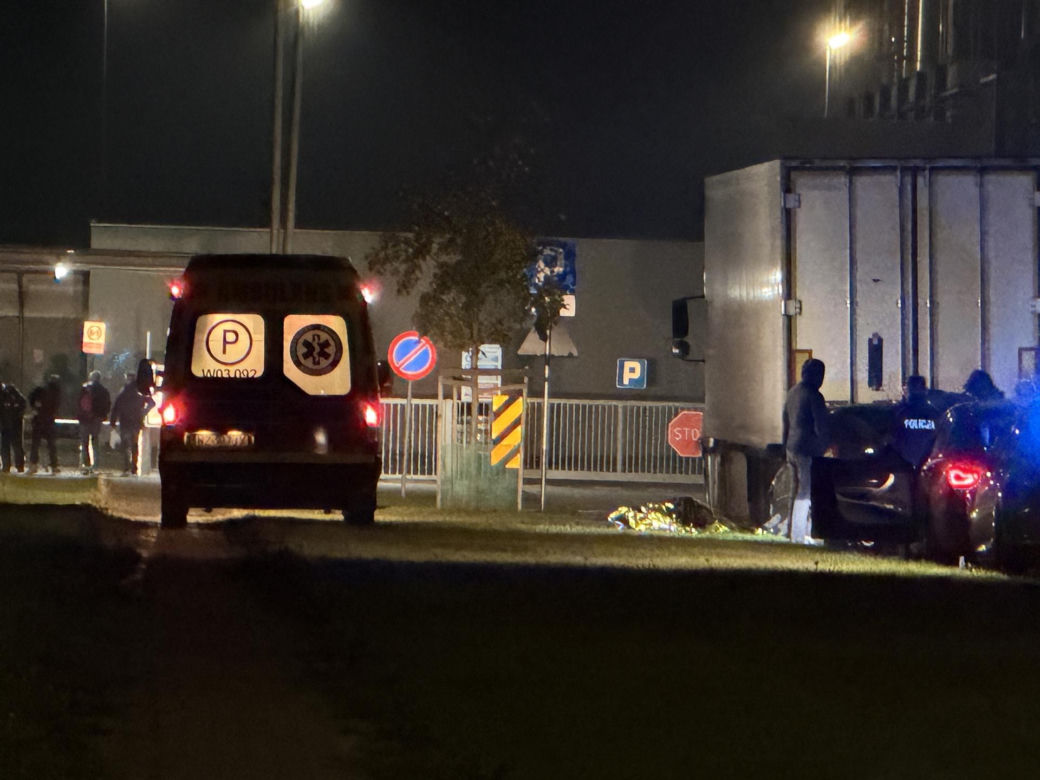 Kierowca toyoty nie przeżył potwornego uderzenia. Jego auto wbiło się w tył naczepy. Policjanci nie wykluczają jednego…