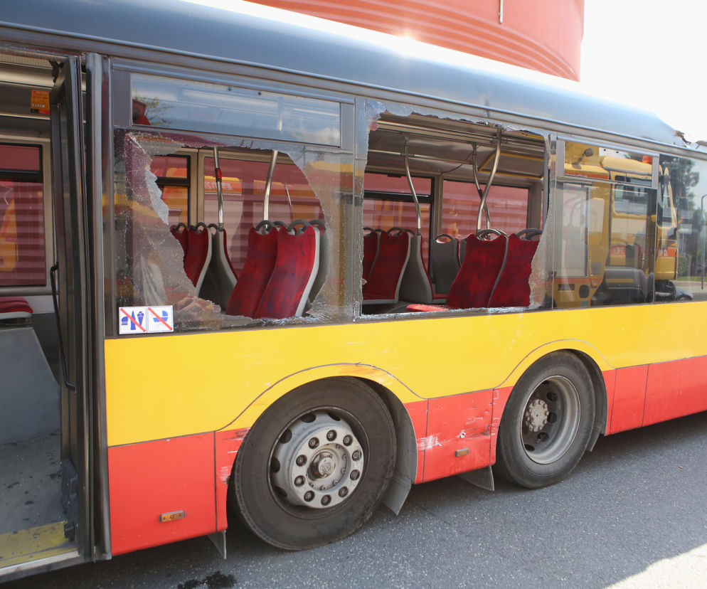 Ładunek z ciężarówki wypadł na autobus
