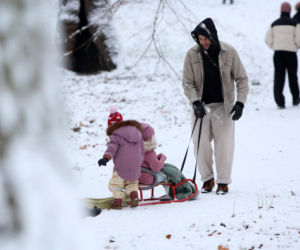 Maciej Pela zabrał córeczki na sanki