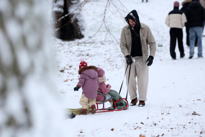 Maciej Pela zabrał córeczki na sanki
