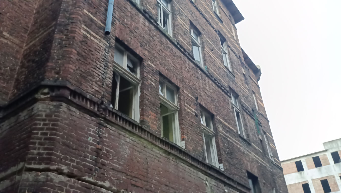 Opuszczona kamienica w centrum Chorzowa. Kto w niej mieszka?