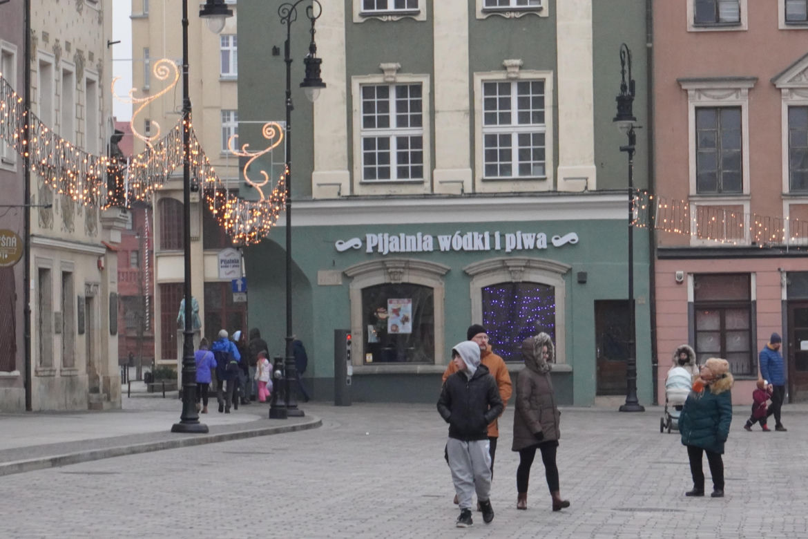 Tłumy ludzi na świątecznym spacerze na Starym Rynku w Poznaniu