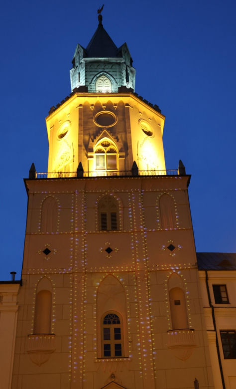 Wieża Trynitarska w Lublinie w świątecznej odsłonie. Na jej elewacji można podziwiać wyjątkową iluminację