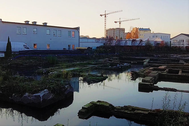 Fundamenty dawnych kamienic przy ul. Św. Floriana