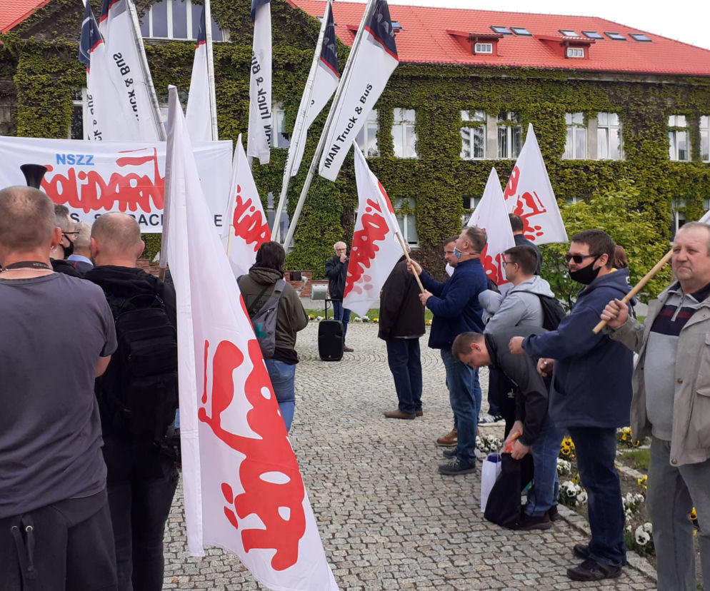 Pikieta w MAN-ie. Związkowa Solidarność w MAN BUS nadal protestuje!