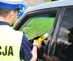 Groza na A1! Kierowca z dwoma zakazami i 2,7 promila uderzył w ciężarówkę