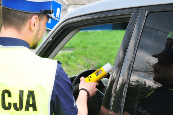 Policjant bada trzeźwość kierowcy alkomatem przez okno auta. O wypadku na A1 przeczytasz na Eska Śląskie.