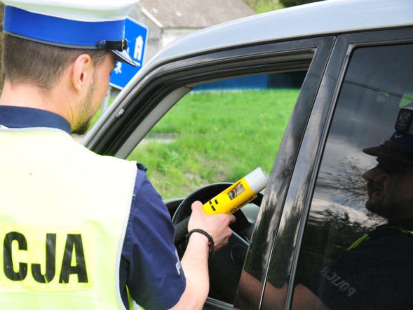 Groza na A1! Kierowca z dwoma zakazami i 2,7 promila uderzył w ciężarówkę