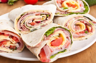 Na andrzejki zawsze robię z podwójnej liczby składników. Te wrapy to superprzekąska na imprezę 