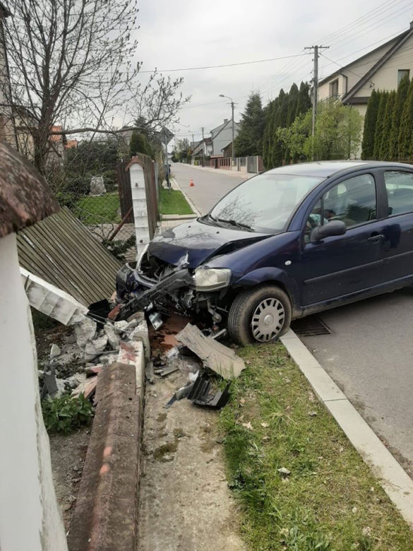 Wojnicz. Osobówka zaparkowała na cudzym ogrodzeniu