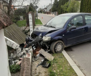 Wojnicz. Osobówka zaparkowała na cudzym ogrodzeniu