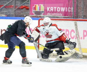 Niezwykłe chwile na lodowisku Jantor. Reprezentacja Artystów zagrała dla dzieci