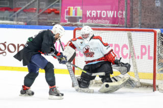 Niezwykłe chwile na lodowisku Jantor. Reprezentacja Artystów zagrała dla dzieci